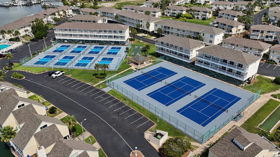 Property building, Neighbourhood, Natural landscape, Bird's eye view, Tennis court, Swimming pool, Parking