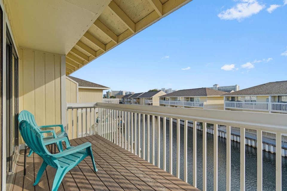 Property building, Patio, Day, Natural landscape, Balcony/Terrace, Balcony/Terrace
