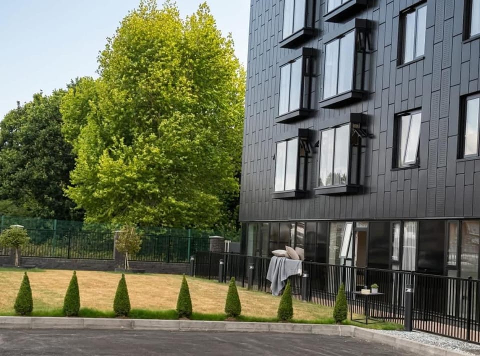 Modern & Spacious 1 Bed Apartment in Birmingham Apartment in Metropolitan Borough of Solihull