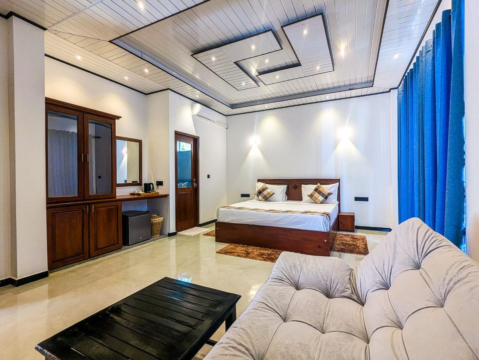 Bed, TV and multimedia, Living room, Photo of the whole room, Seating area, Bedroom
