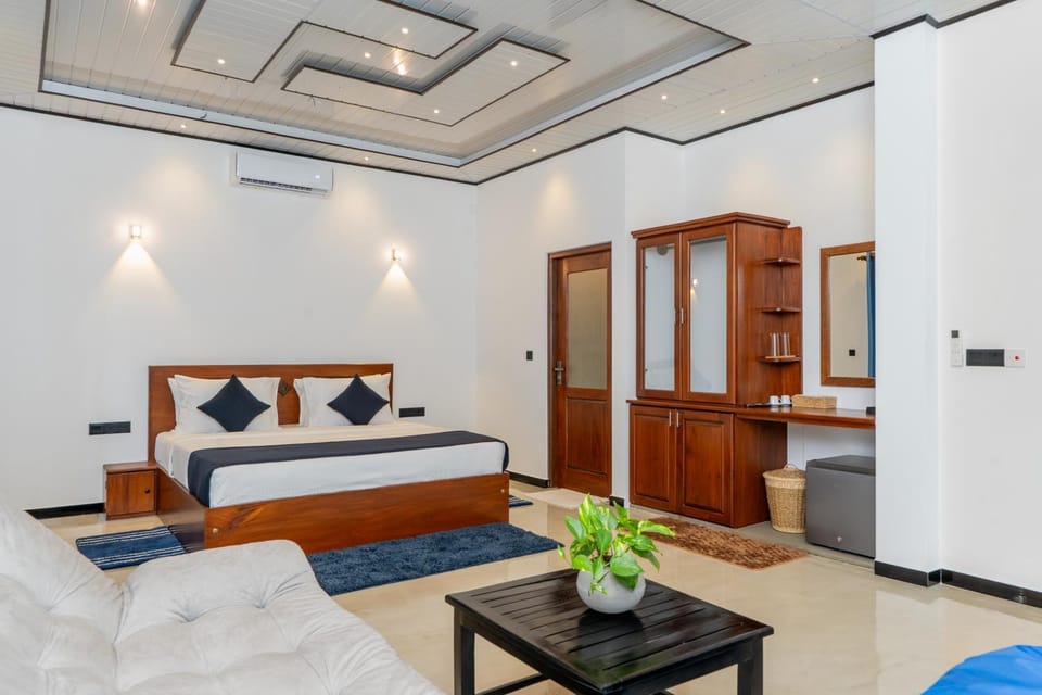 Bed, Photo of the whole room, Seating area, Bedroom, wardrobe, air conditioner