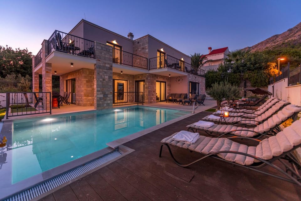 Property building, Patio, Natural landscape, Mountain view, Pool view, Swimming pool, sunbed