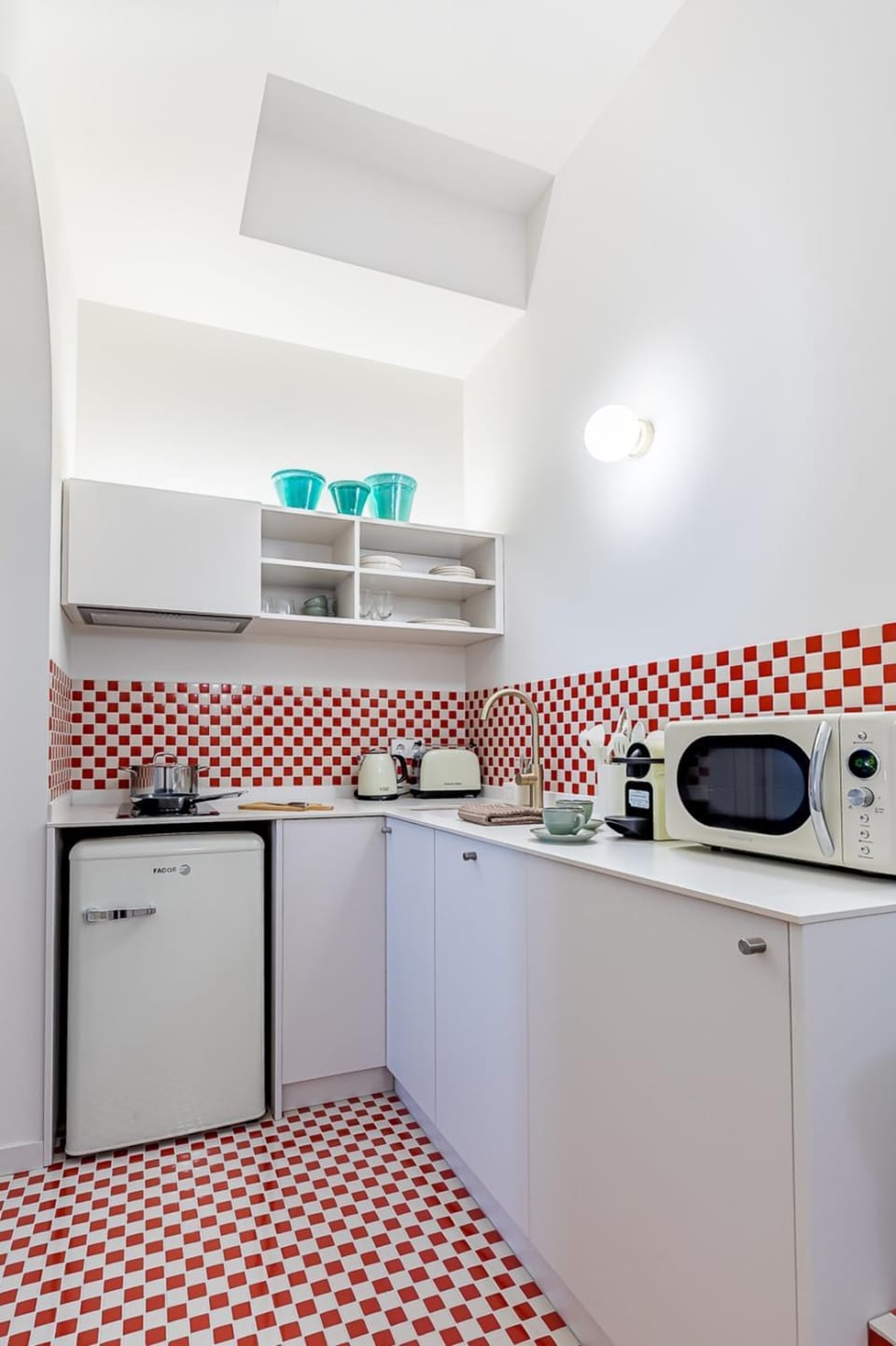 Exterior apartment—Color and comfort in Malasaña Apartment in Centro