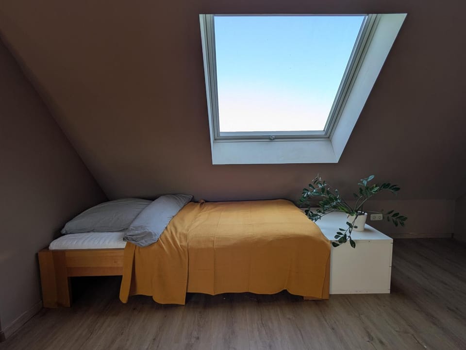 Bed, Bedroom, laundry