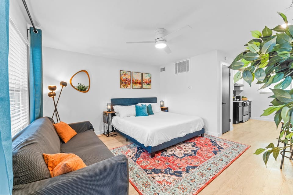Prime SoCo boutique studios with laundry WiFi 7 Min to DT Apartment in Austin