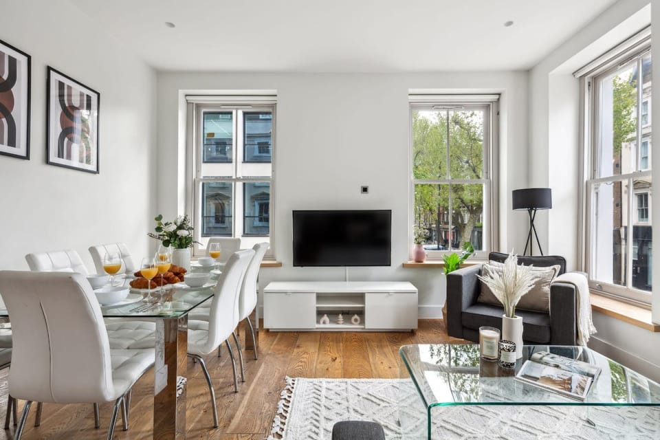 Living room, Seating area, Dining area