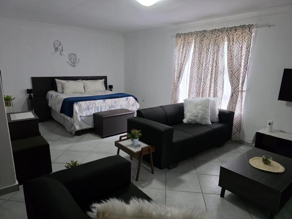 Bed, TV and multimedia, Living room, Seating area, Bedroom
