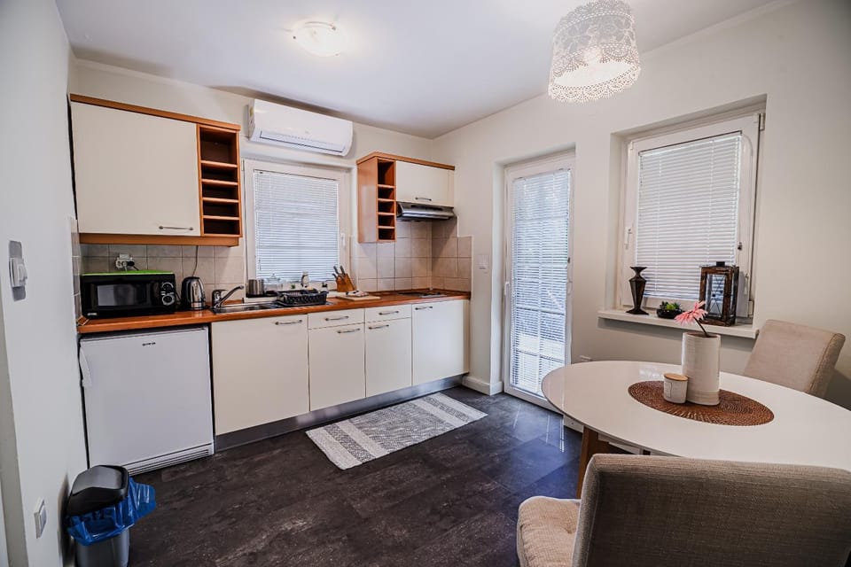 Coffee/tea facilities, Kitchen or kitchenette, Dining area, stove