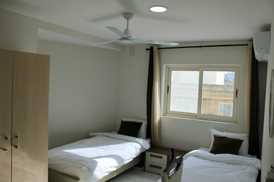 Twin Room with Private Bathroom - Room 6 Bed and Breakfast in Saint Julians