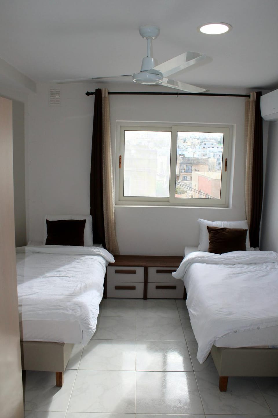 Twin Room with Private Bathroom - Room 6 Bed and Breakfast in Saint Julians