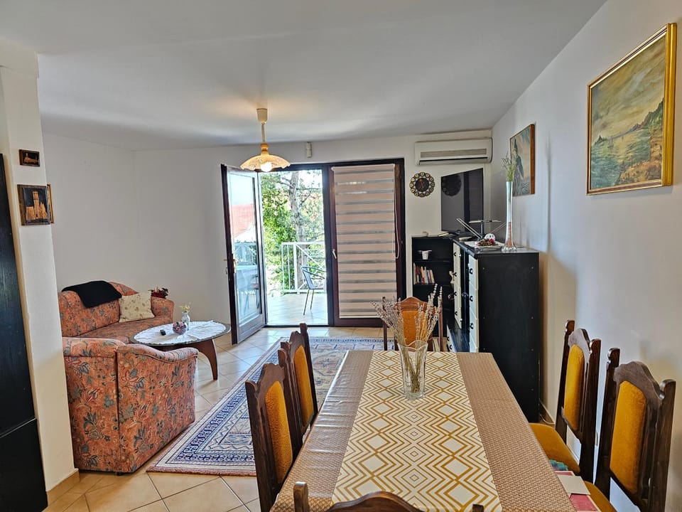 TV and multimedia, Living room, Dining area