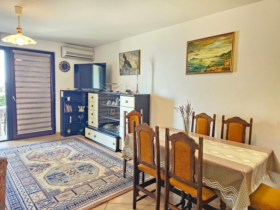 TV and multimedia, Living room, Seating area, Dining area