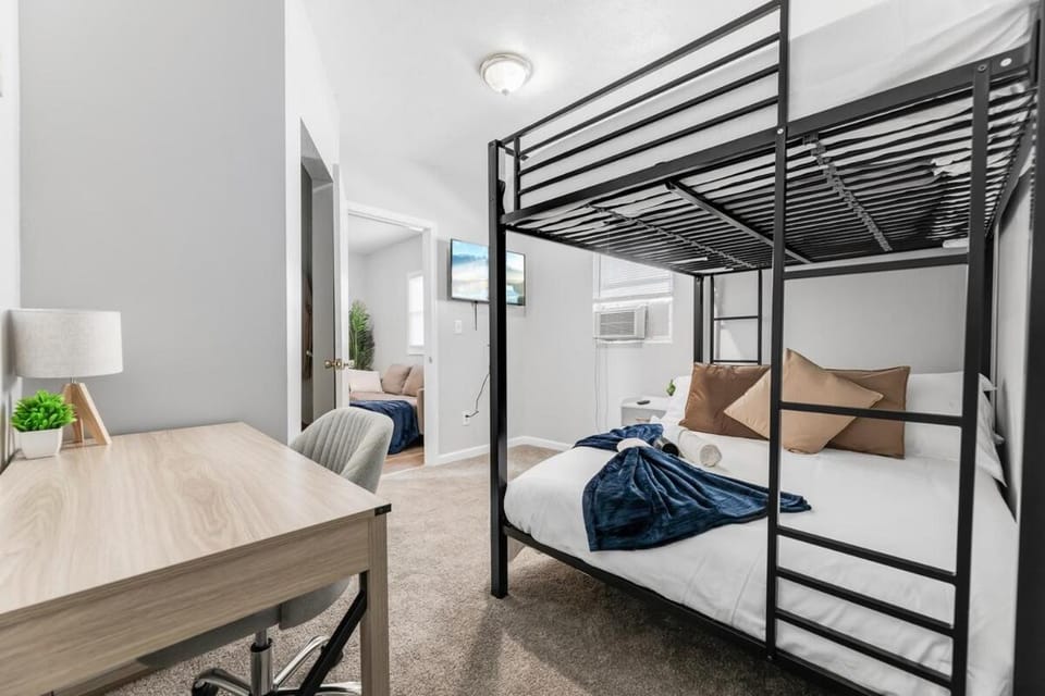 Little Italy Family Suite 4 TVs Bunk Beds Apartment in Cleveland Heights