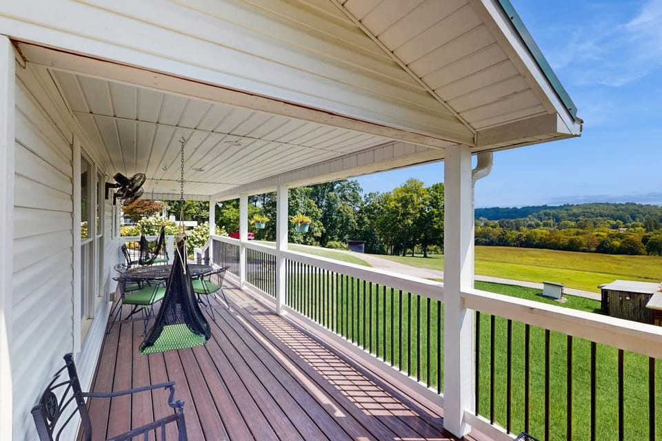 Mtn Views! Romantic Rural Retreat in Seymour House in Knoxville
