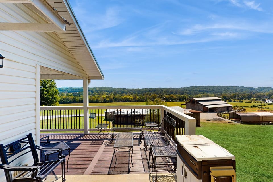 Mtn Views! Romantic Rural Retreat in Seymour House in Knoxville