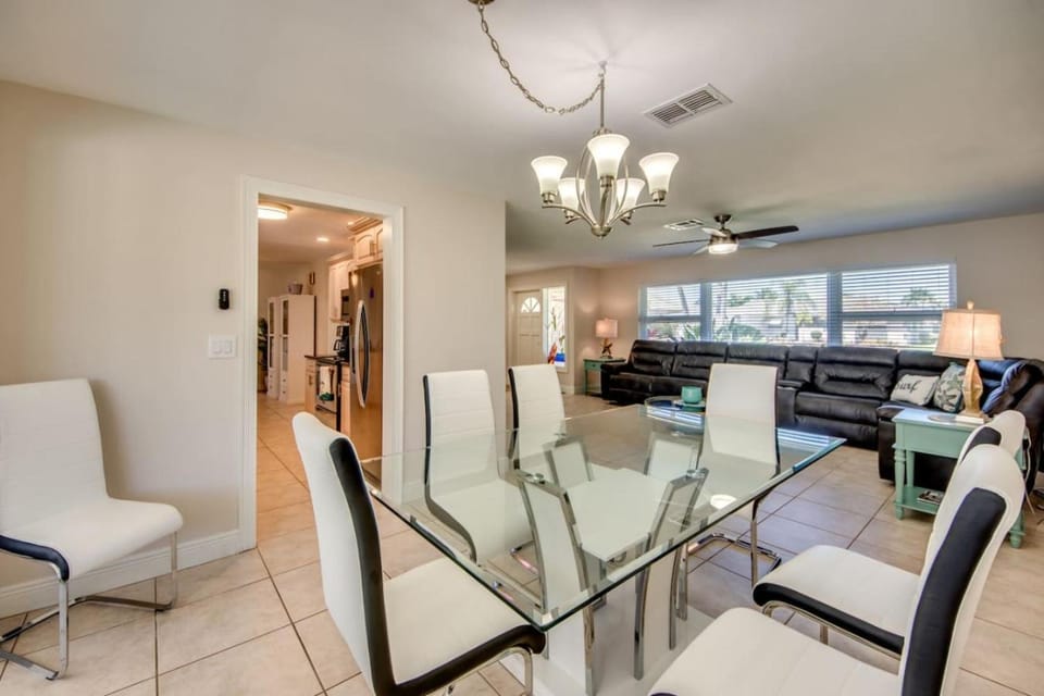Nautical Breeze Boaters Paradise House in Cape Coral