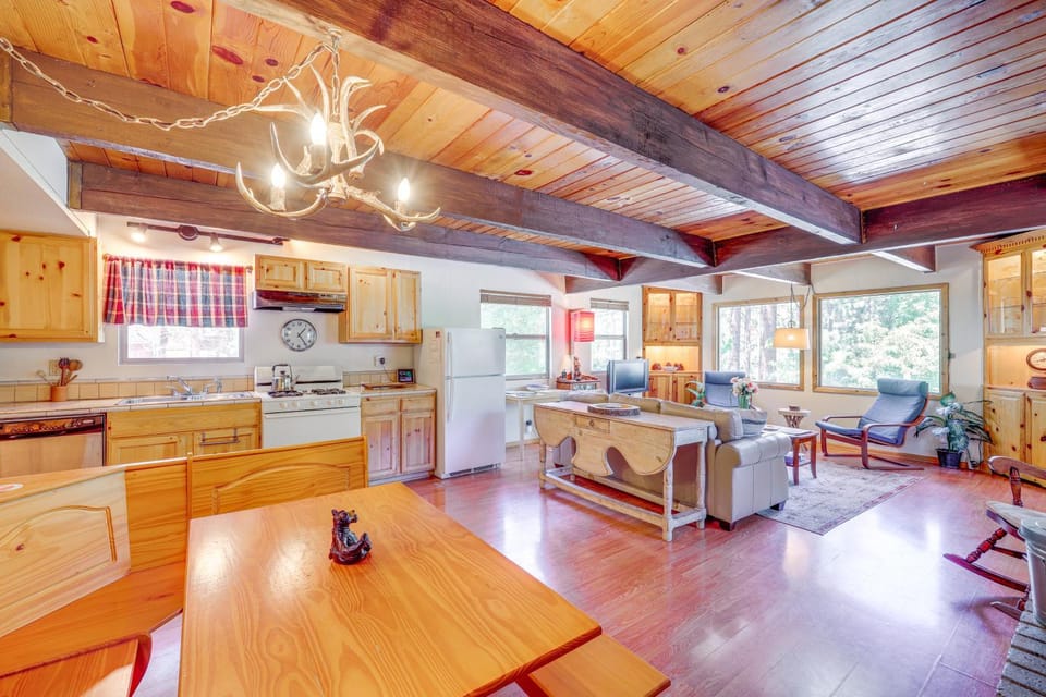 Hike, Ski & Explore Big Bear Lake: Cabin w/ Deck! Cabin in Big Bear