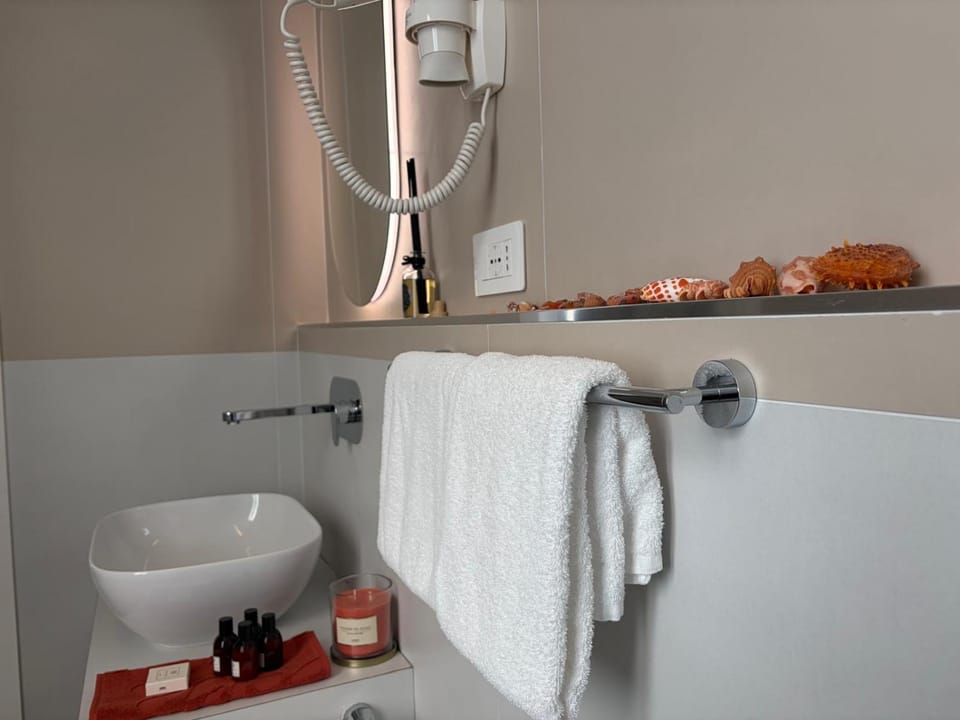 Toilet, Bathroom, towels