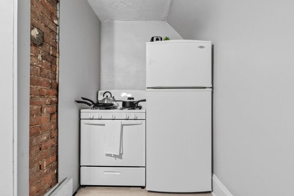 King Bed 2 TVs Fast Wifi Pet Friendly! Apartment in Cleveland Heights