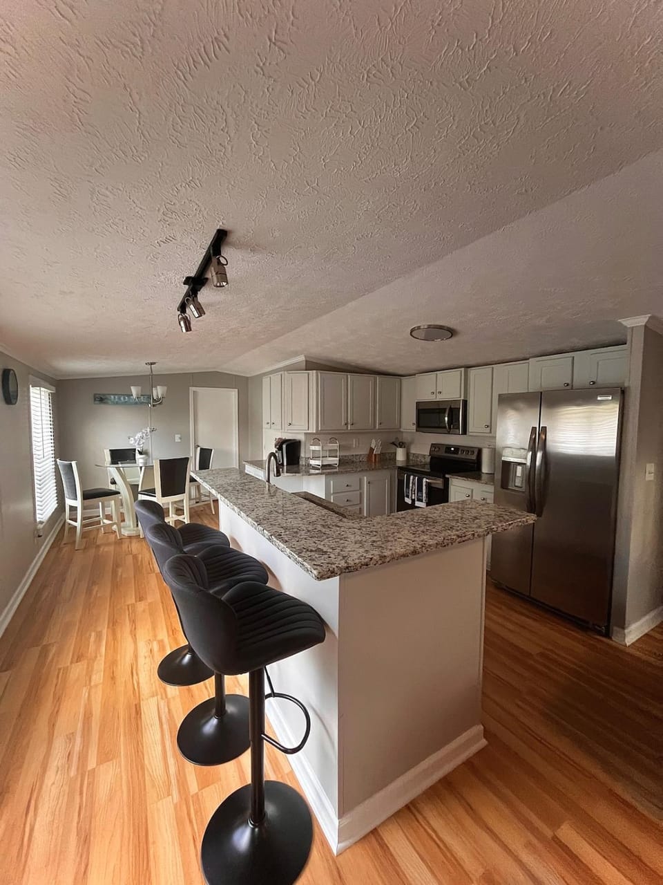 Coffee/tea facilities, Kitchen or kitchenette, Living room, Dining area, dishwasher, microwave, oven, stove