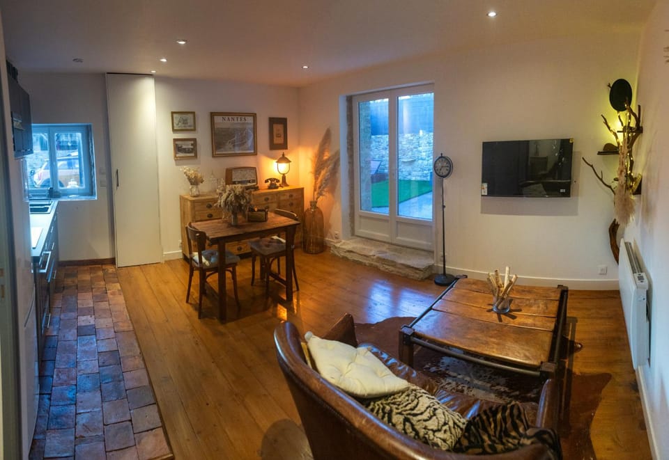 Communal lounge/ TV room, TV and multimedia, Living room, Seating area, Dining area, Evening entertainment