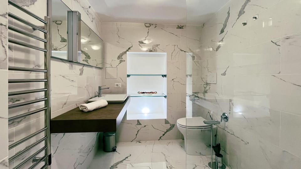 Shower, Toilet, Bathroom, towels