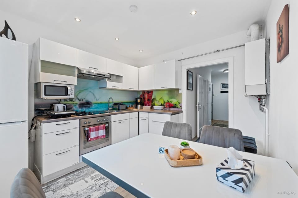 Coffee/tea facilities, View (from property/room), Kitchen or kitchenette, Food and drinks, Decorative detail, Seating area, Dining area, Street view, dishwasher, heating, internet, microwave, oven, pet friendly, stove, toaster, kitchen