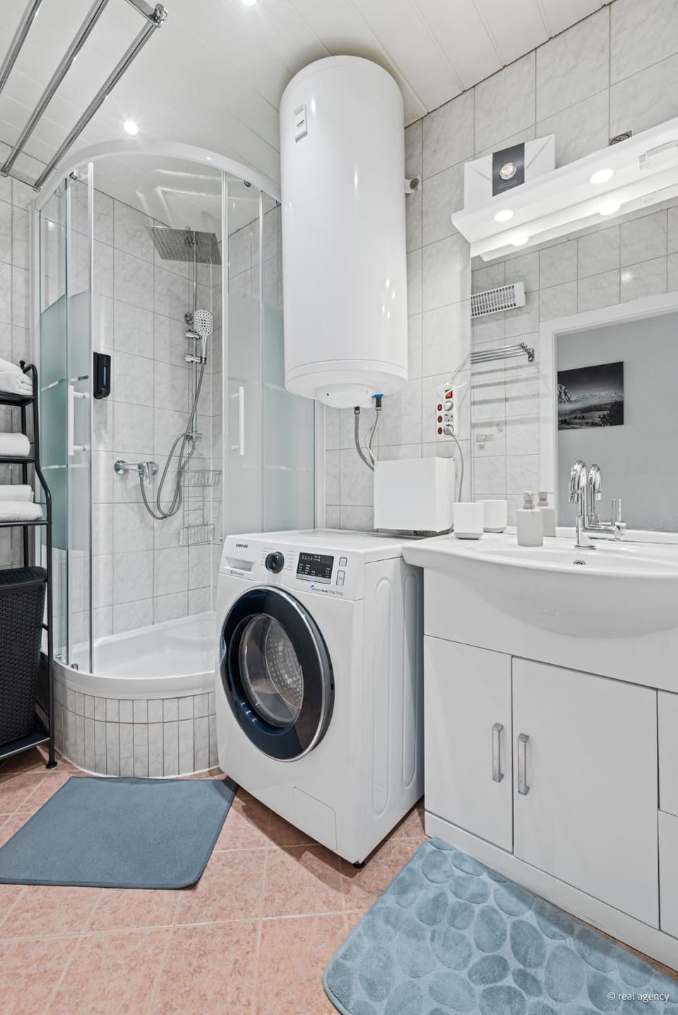 Shower, Bathroom, flat iron, hair dryier, heating, internet, pet friendly, towels, laundry, washing machine, dryer