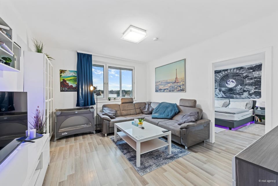 Library, TV and multimedia, View (from property/room), Living room, Decorative detail, Seating area, Evening entertainment, Street view, Entertainment, furniture, internet, pet friendly