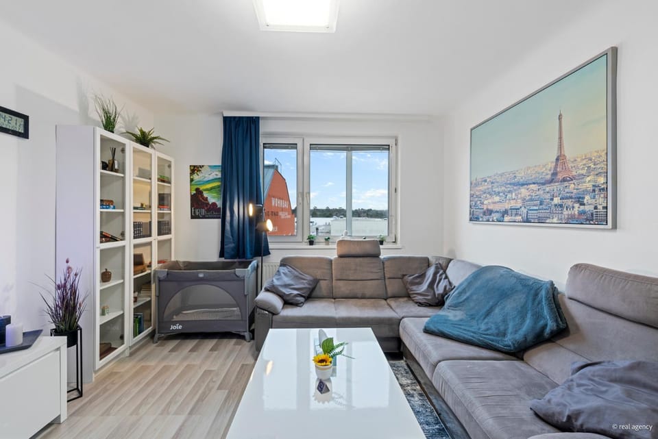 Library, TV and multimedia, View (from property/room), Living room, Decorative detail, Seating area, Evening entertainment, Street view, Entertainment, furniture, internet, pet friendly