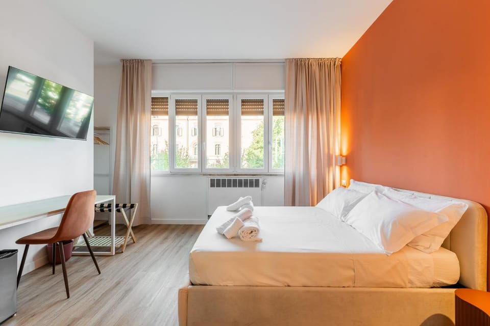 Bed, TV and multimedia, Photo of the whole room, Bedroom, towels