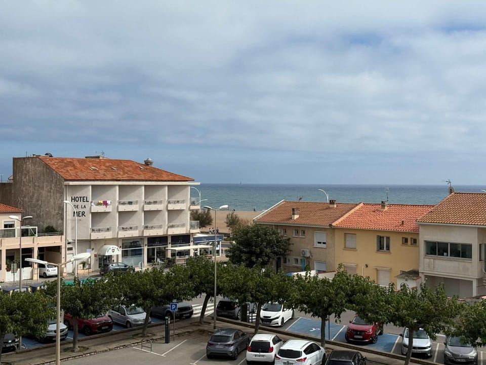 City view, Sea view, Location
