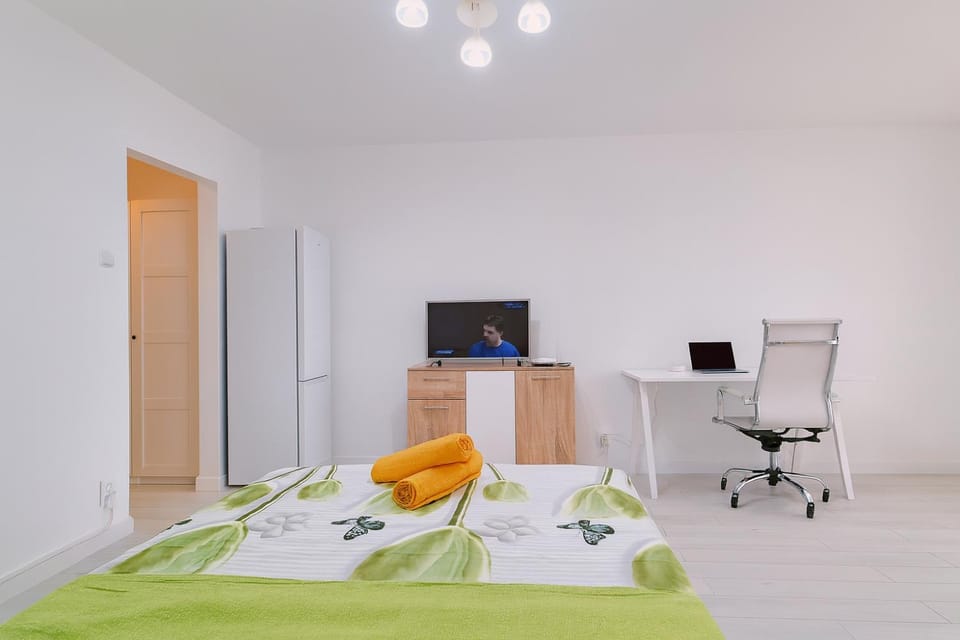 TV and multimedia, Photo of the whole room, Dining area, Bedroom