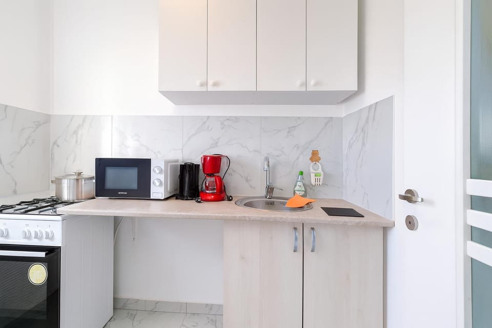 Coffee/tea facilities, Kitchen or kitchenette, stove, toaster