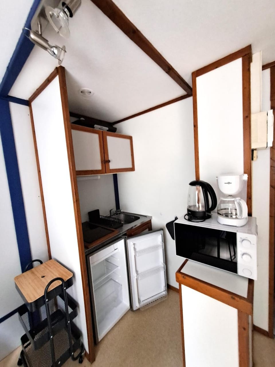 Kitchen or kitchenette, oven, stove