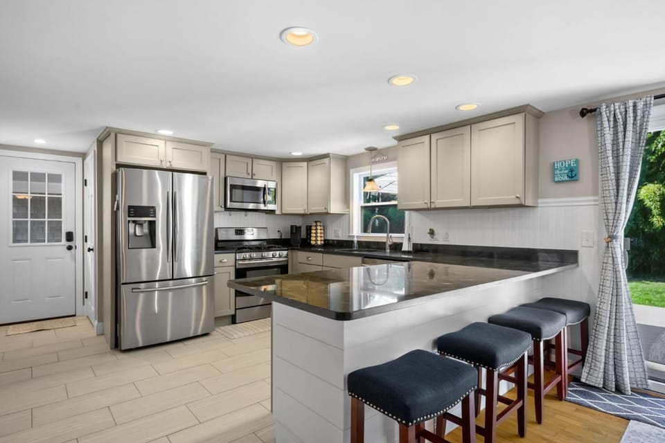 Charming Cape Escape Near Beaches Dining House in Yarmouth Port