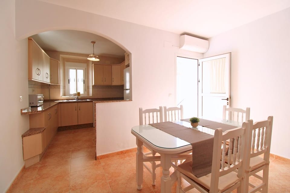 Kitchen or kitchenette, Dining area, pet friendly