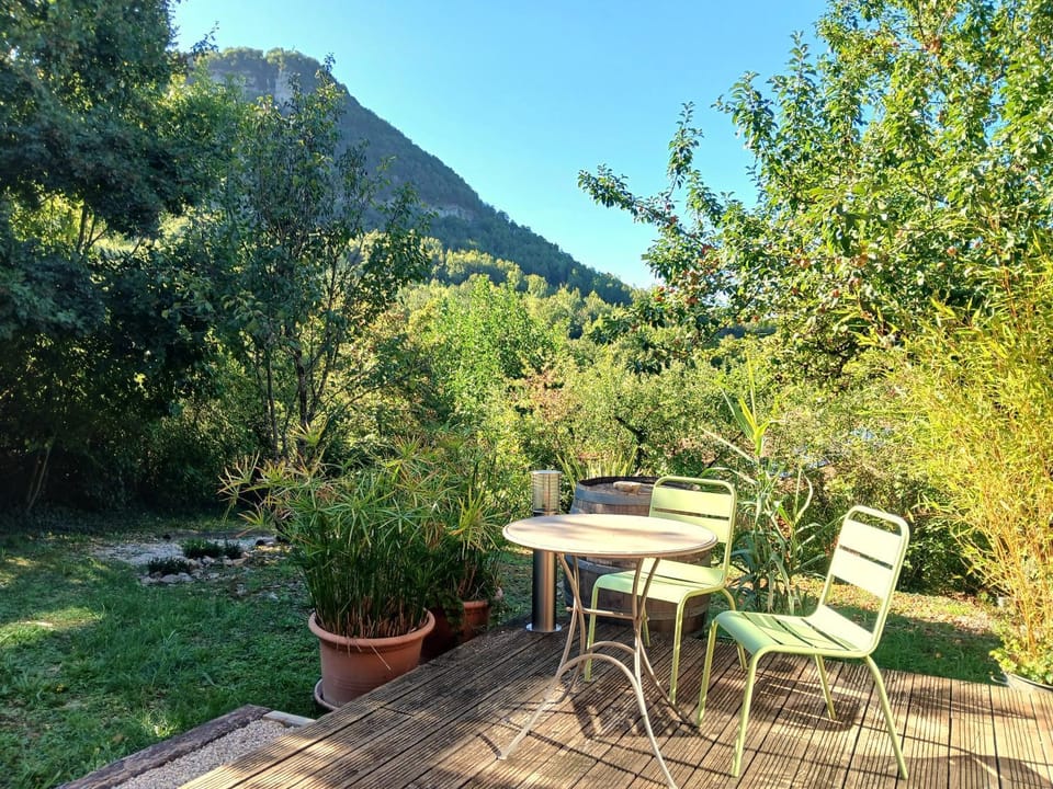 Patio, Day, Natural landscape, Garden, View (from property/room), Garden view, Mountain view