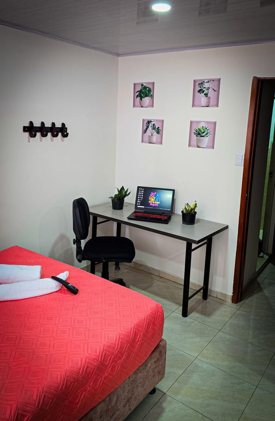 Bed, TV and multimedia, Photo of the whole room, Bedroom