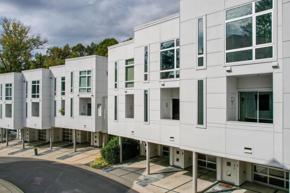 Sophisticated 3-story condo in Wesley Heights House in Charlotte