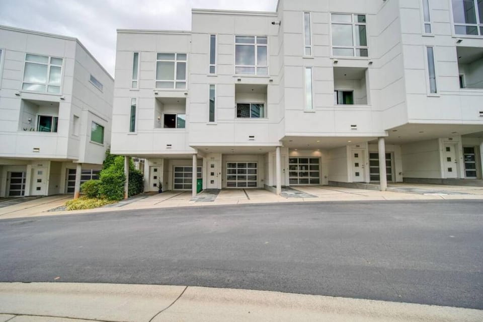 Sophisticated 3-story condo in Wesley Heights House in Charlotte