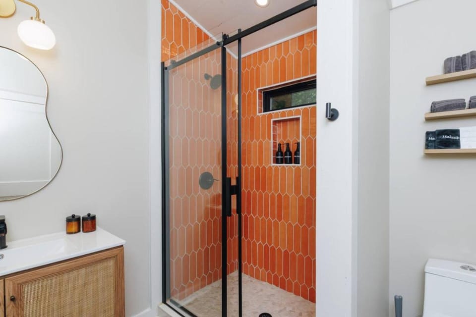 New Unique Silo with Hot Tub & King Beds Sleeps 6 House in Kentucky