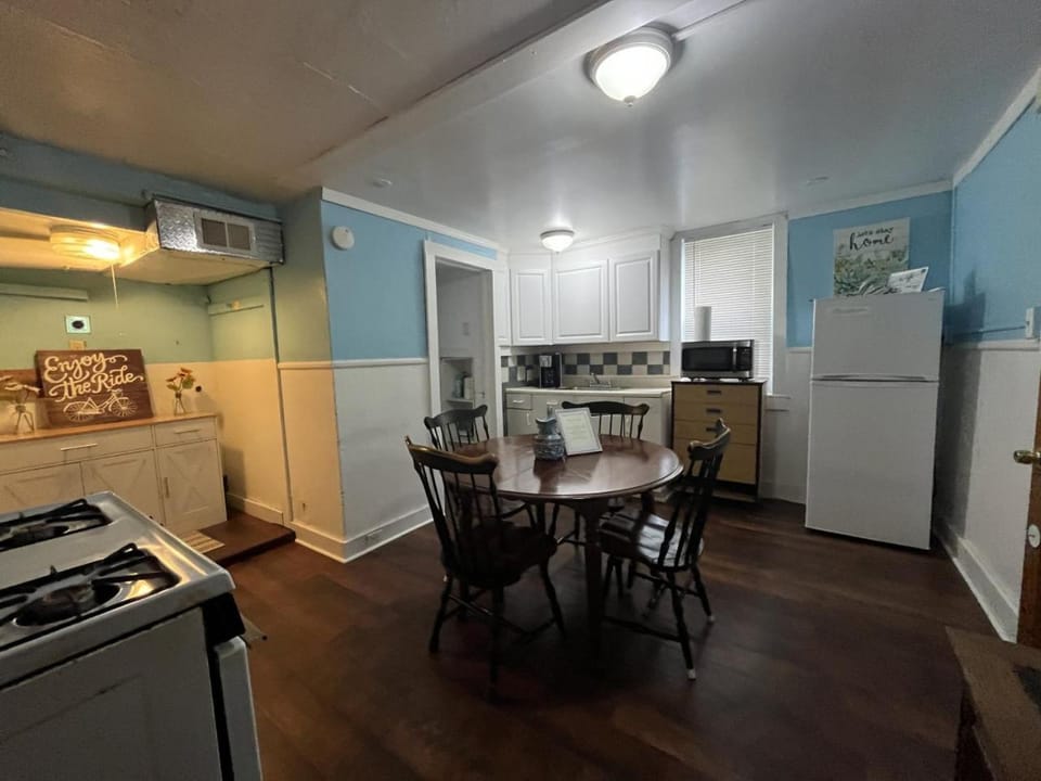 Kitchen or kitchenette, Kitchen or kitchenette, Dining area, oven, stove, toaster
