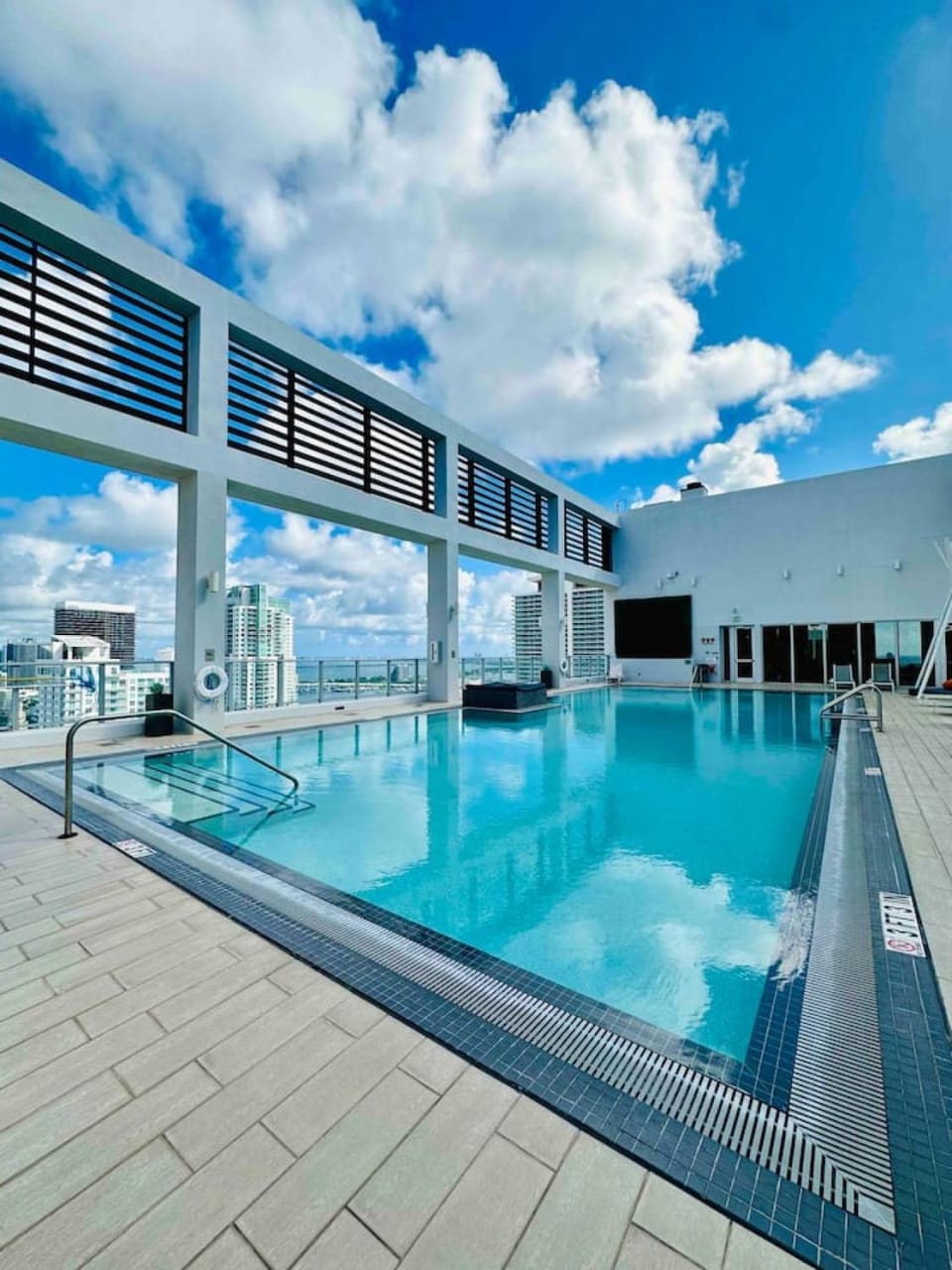 Miami HighFlr Corner 1bdr RftopPool FreeParking House in Miami