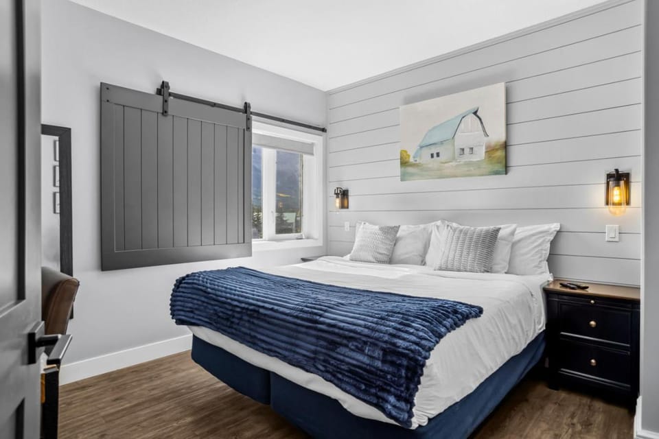 Cozy King Condo Mountain Views, Resort Perk and BBQ Apartment in Canmore