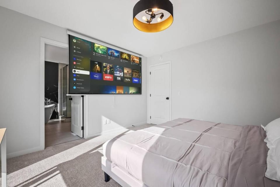 Luxury 7 Bedroom House with Karaoke Sound System and 100 Inch Projector House in Calgary