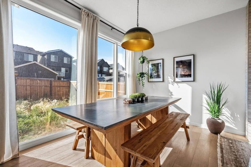 Luxury 7 Bedroom House with Karaoke Sound System and 100 Inch Projector House in Calgary