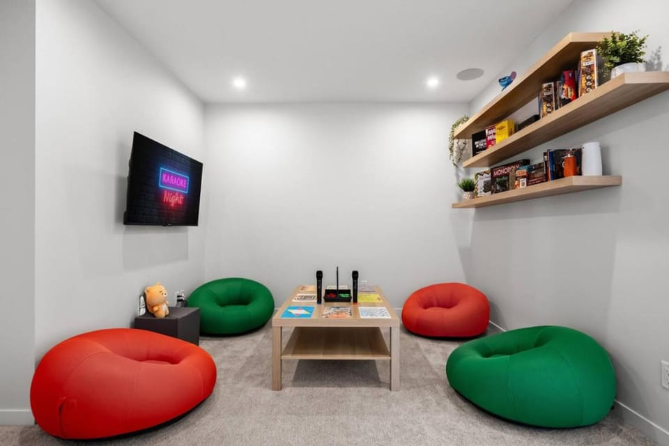 Luxury 7 Bedroom House with Karaoke Sound System and 100 Inch Projector House in Calgary