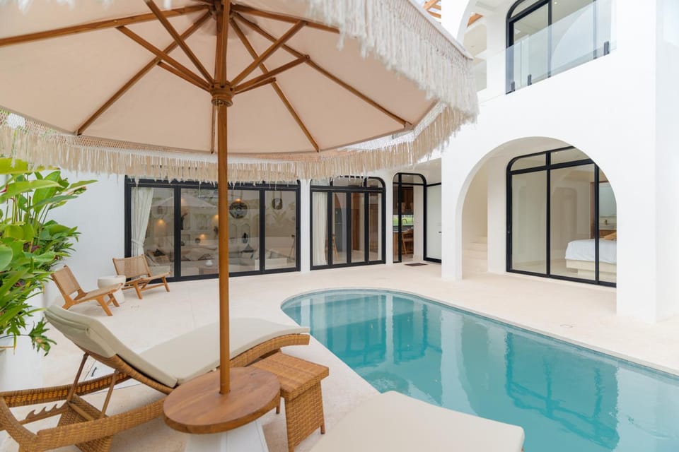 Swimming pool, sunbed