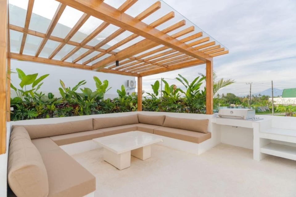 Amici - 3BR Pool Villa, Walk to Cafes - Pererenan House in Mengwi
